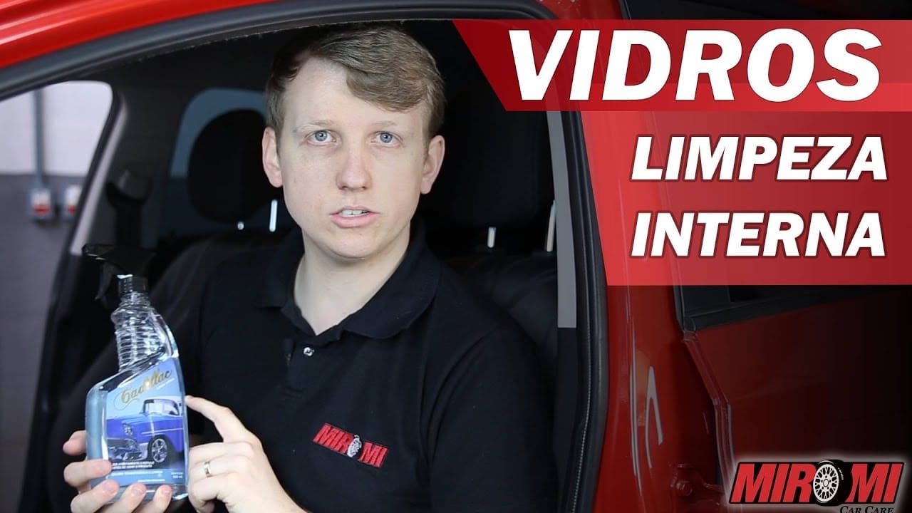Como Limpar o Vidro Perto do Painel do Carro