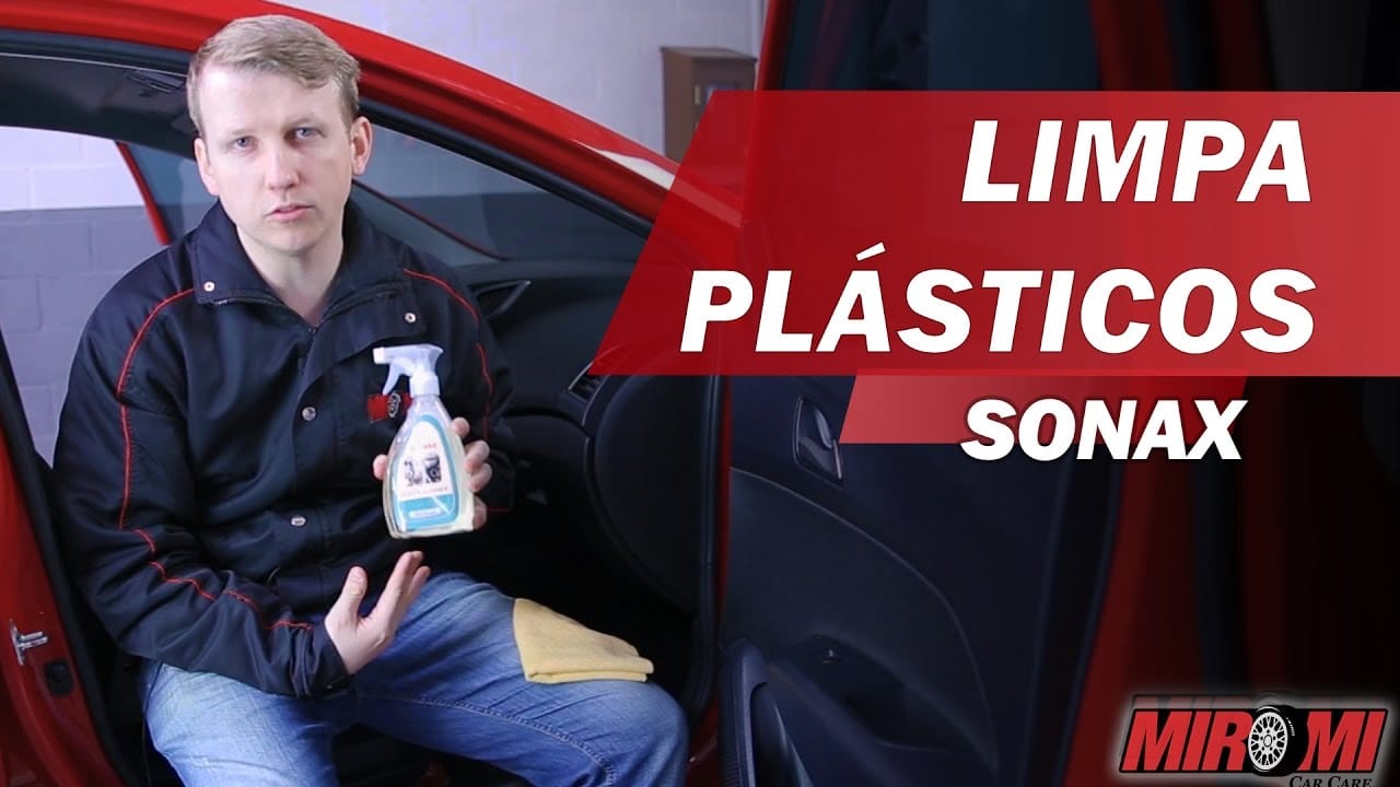 Como limpar o plástico do carro sem usar escova